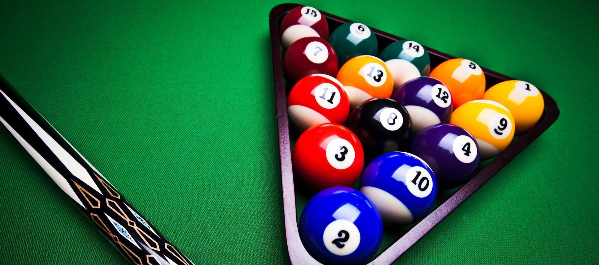 Poolbillardkugeln im Dreieck auf grünem Tuch